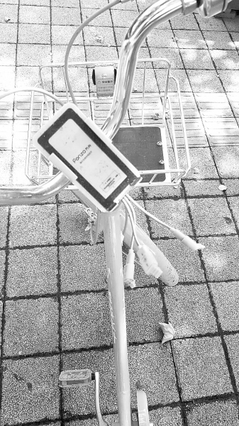 車把中間有手機(jī)充電支架，下方連接著3根充電線。