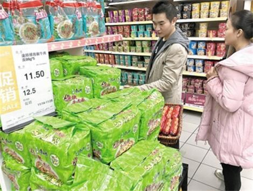 市民在超市內(nèi)購(gòu)買(mǎi)方便面。