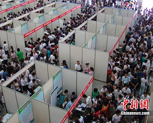 圖為招聘會(huì)現(xiàn)場人山人海的求職者。中新社發(fā) 付美斌 攝