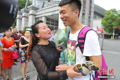 資料圖：家長給考生送上鮮花。王康明 攝
