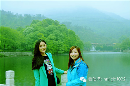 奧斯卡汽車影城的美女和這個(gè)風(fēng)景融入的真好啊，有木有？！