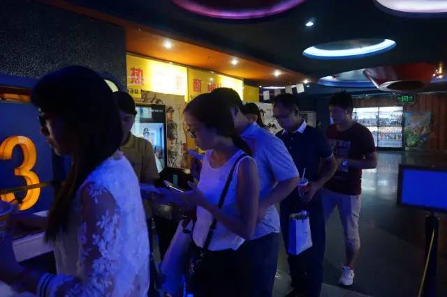 電影馬上開始，排隊入場嘍