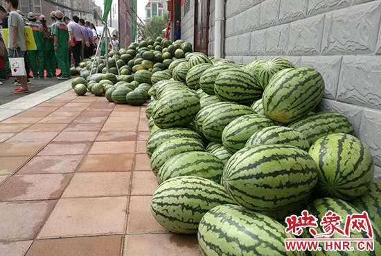 經(jīng)濟(jì)廣播工作人員和愛(ài)心企業(yè)給正在忙碌的環(huán)衛(wèi)工人、交警等送去一萬(wàn)六千多斤西瓜和近百提礦泉水。