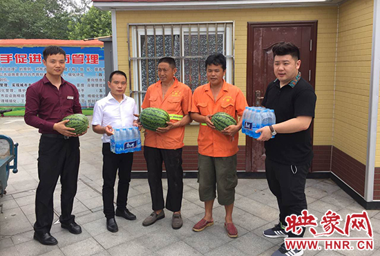 經(jīng)濟(jì)廣播工作人員和愛(ài)心企業(yè)給正在忙碌的環(huán)衛(wèi)工人、交警和協(xié)警等送去了一萬(wàn)六千多斤西瓜和近百提礦泉水。