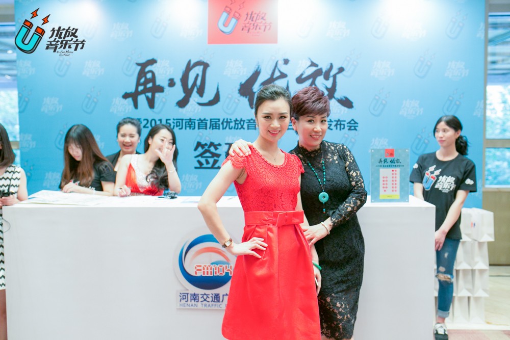 貼心的南方姐姐和美女主播小佩，海洋是不是每天都要流口水呀！