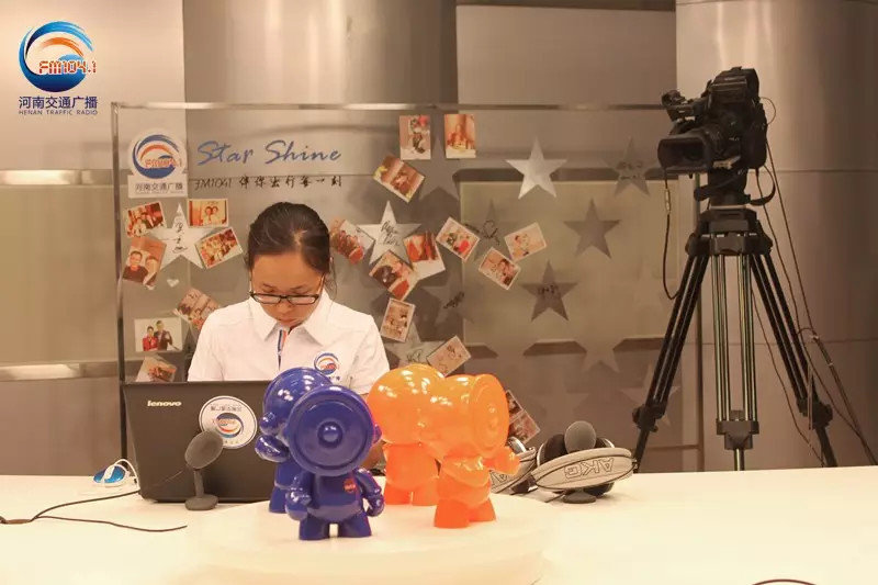 還是抽獎的姑娘比較認真！為保證抽獎的公平公正，映象網進行了全程視頻直播。