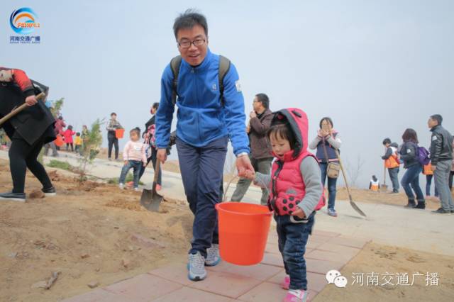 爸比爸比，你會(huì)種小樹(shù)嗎？我來(lái)教你吧~