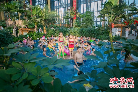又開始過夏天的孩子們，在溫潤的泉水里放任天性。