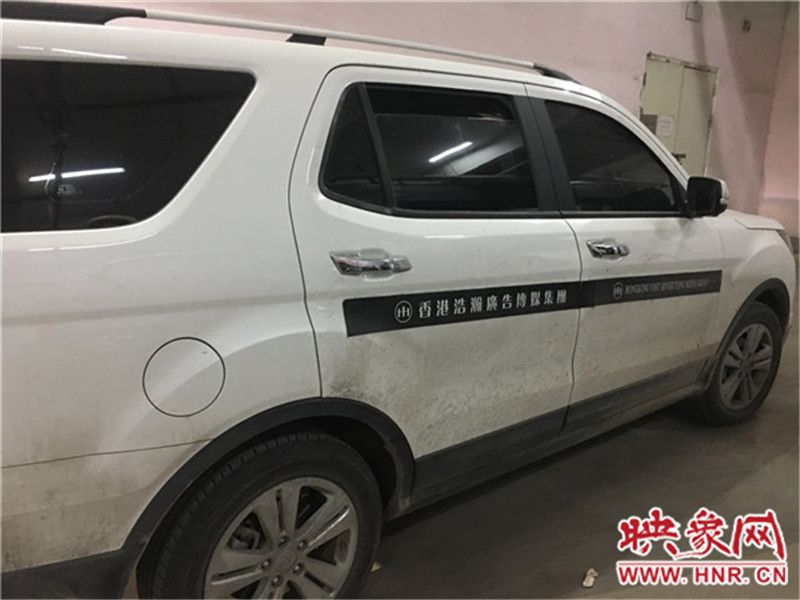車身上按要求貼著廣告。