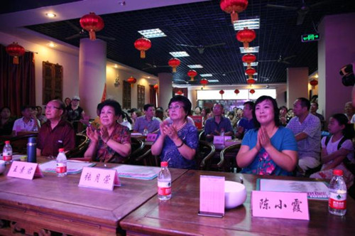 我省著名豫劇表演藝術(shù)家素君（左2）、常香玉弟子、國家一級演員張月榮（右2）