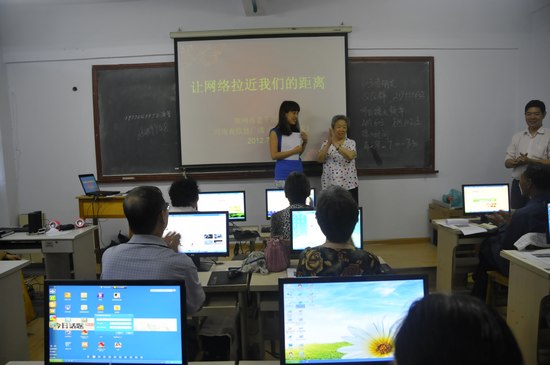 擁有18萬(wàn)粉絲的網(wǎng)絡(luò)紅人、78歲的QQ奶奶張秀麗也來到網(wǎng)絡(luò)課堂