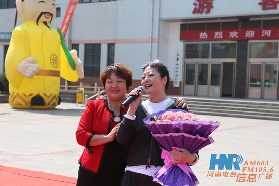 長壽山景區(qū)董事長、總經(jīng)理孫春花與主持人周迪