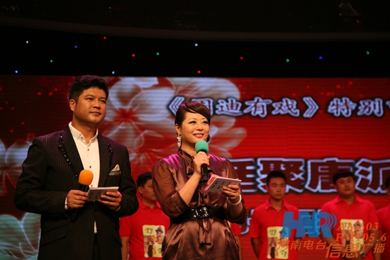 《周迪有戲》主持人周迪、鄭州電視臺文體頻道主持人劉冰（左）