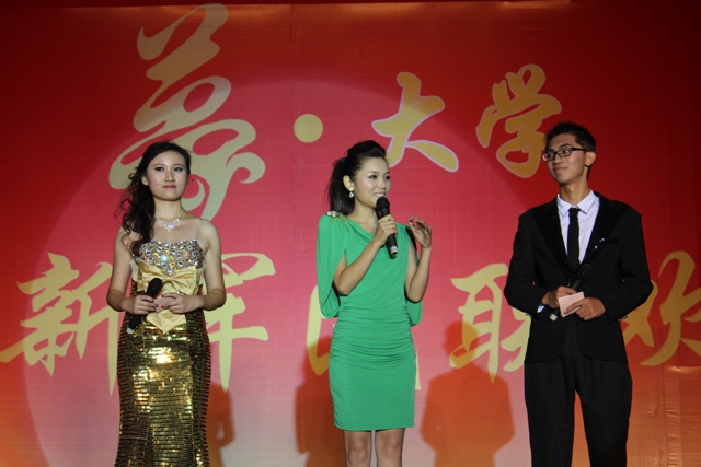 教育廣播女主播葉子現身晚會，與學生同臺主持