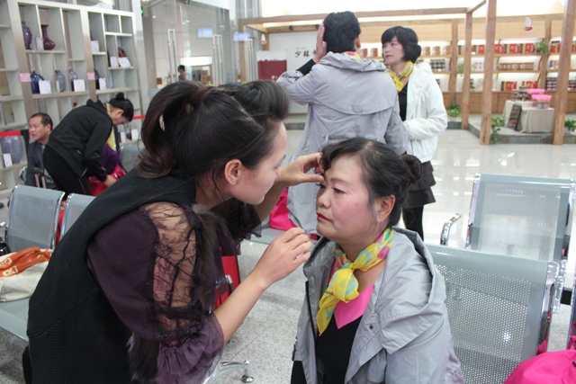 活動開始前，教育廣播女主播幫參與活動演出的老人化妝