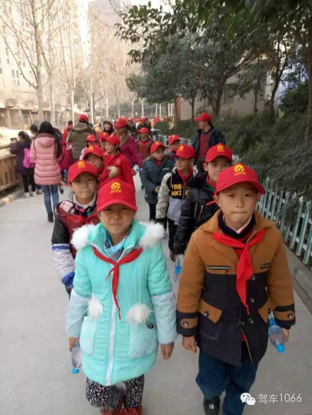 脖子上戴著紅領(lǐng)巾，頭上頂著小紅帽，排著整齊的隊(duì)伍——出發(fā)！