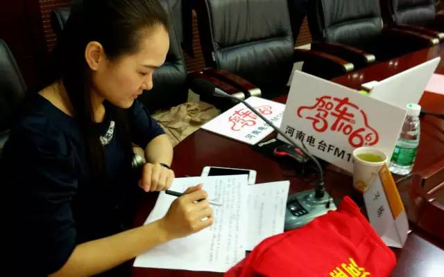 這一環(huán)節(jié)由我們1066的人氣美女主播子楊主持，認真的子楊是不是超級美麗呢。