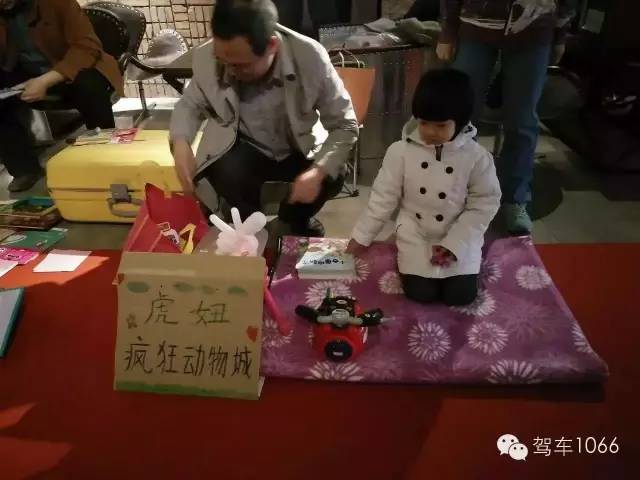 這位小老板的攤位擺的有模有樣的，不過旁邊這位酷爸怎么這么眼熟？