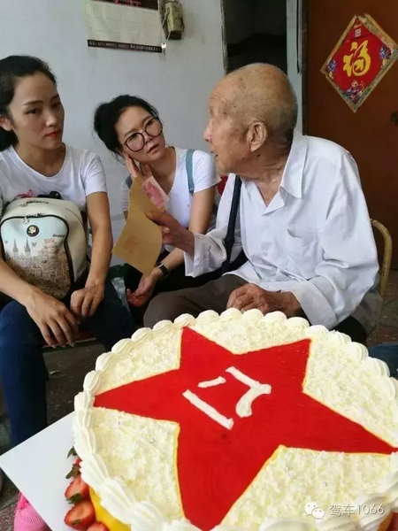 二姐們認(rèn)真聽老兵講抗戰(zhàn)的故事，老人年事已高，記憶都是轟炸！轟炸！轟炸！