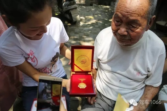 老兵聽不到我們在說什么，今年98了。