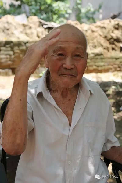 老兵身子骨不行了，九十多歲了……也許軍禮不那么標(biāo)準(zhǔn)了，但是這一幕還是感動到了我們……