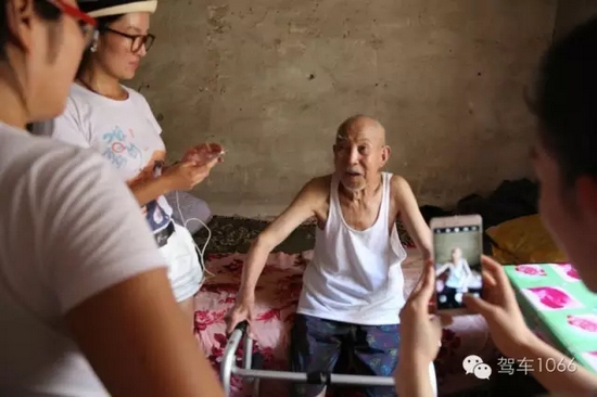老兵老兵，你的勛章呢，國家給你的那個？