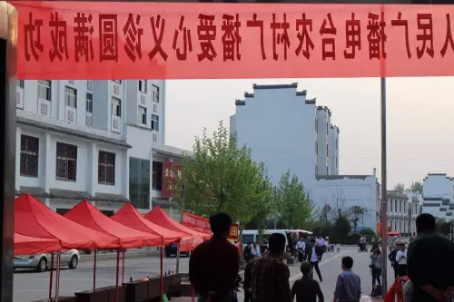 在大家的齊心努力下，終于在天黑前將第二天義診活動(dòng)場(chǎng)地搭建好了。