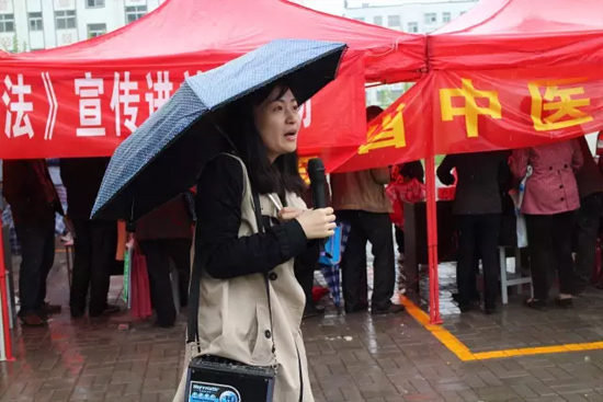 《健康河南》主播柳青也一直在雨中，不畏寒冷，引導(dǎo)大家排隊(duì)掛號(hào)，指路，排憂解難……
