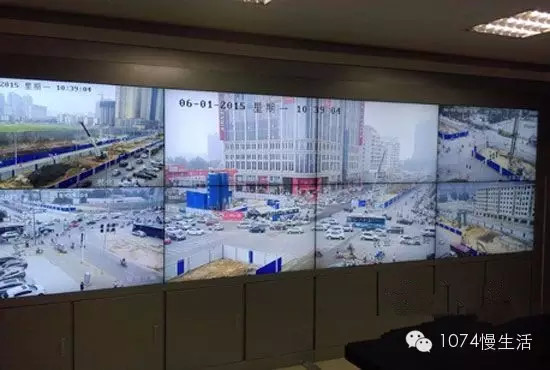 通過監(jiān)控人員操控“電子眼”調(diào)整焦距，可以看到整個工地全景