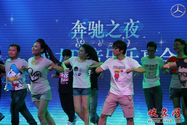 熱情洋溢的開場舞，DJ們?nèi)硇耐度? complete=