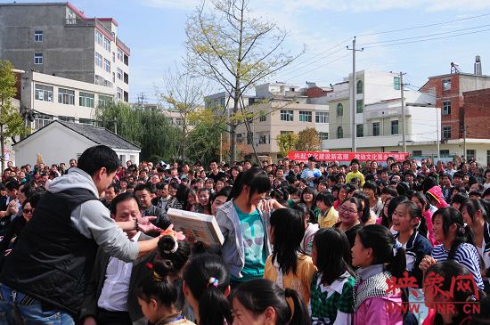 演出現(xiàn)場觀眾積極參與、氣氛熱烈。