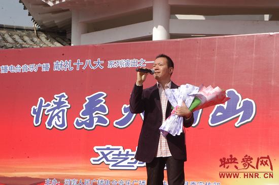 魅力881主持人、新聞先生凱文在演唱