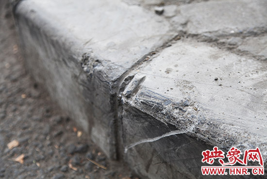 車道邊上的臺階，滿是電動車摔下碰撞的痕跡