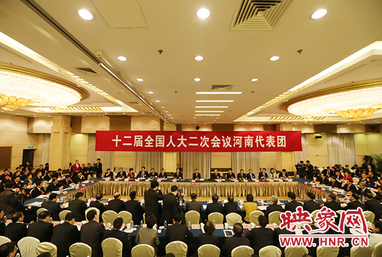 3月5日下午，第十二屆全國人代會河南代表團召開全體會議，議論政府工作報告。