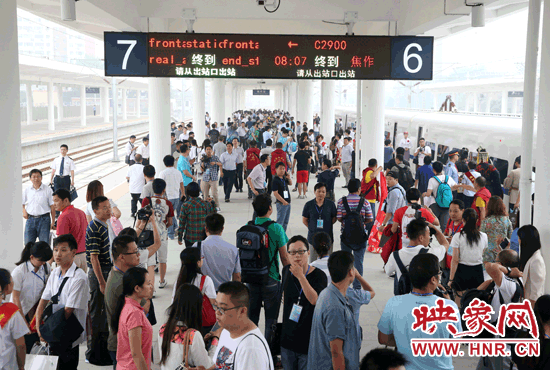 自6月25日鄭焦城際鐵路開通以來，客流量遠(yuǎn)遠(yuǎn)超出預(yù)期。
