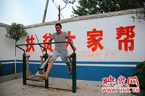 張國敬堅持在村中的文化廣場上做著恢復(fù)性鍛煉。