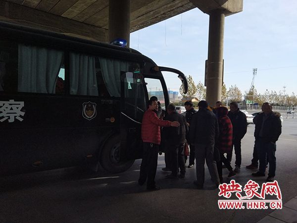 警方調(diào)來車輛，將超載人員轉(zhuǎn)運(yùn)走