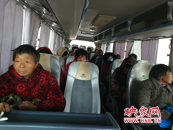 警方調(diào)來車輛，將超載人員轉(zhuǎn)運(yùn)走