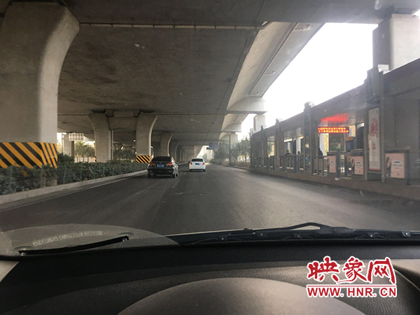 限行首日，三環(huán)橋上橋下，車輛不多，交通狀況良好。