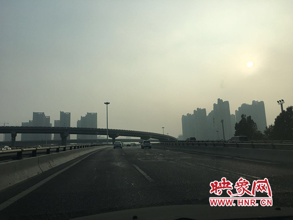 限行首日，三環(huán)橋上橋下，車輛不多，交通狀況良好。