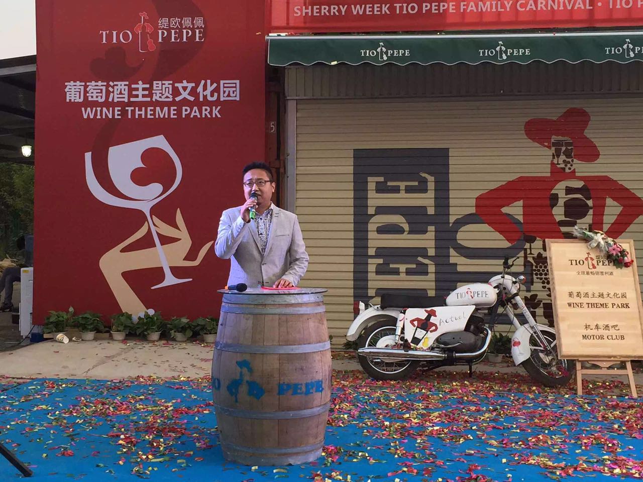 我們的巖歐巴出場(chǎng)嘍！真的是迷倒臺(tái)下一片！