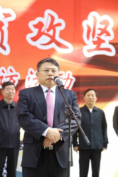 省委宣傳部副部長、省新聞出版廣電局局長朱夏炎宣布《打贏脫貧攻堅戰(zhàn)》大型采訪活動正式啟動。