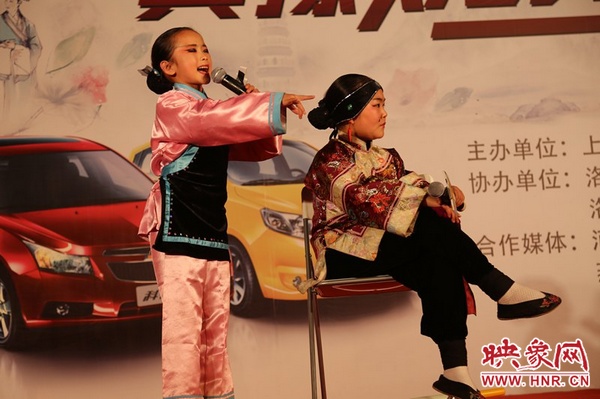 兩個(gè)小演員的表演活潑，惹得觀眾連連叫好。