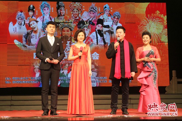 戲迷春晚主持人月陽（右二）、李亞楠（右一）、王巖（左二）、王曉凡（左一）
