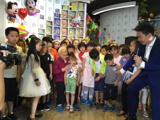 　　豫劇表演藝術(shù)家高潔老師和孩子們?cè)谝黄?，講述自己和戲曲的故事，祝福所有的小朋友節(jié)日快樂(lè)。