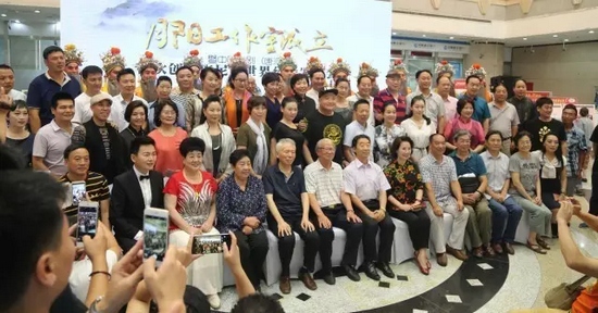 諸多藝術(shù)家和社會(huì)各界人士以及唐派弟子、戲迷到場祝賀