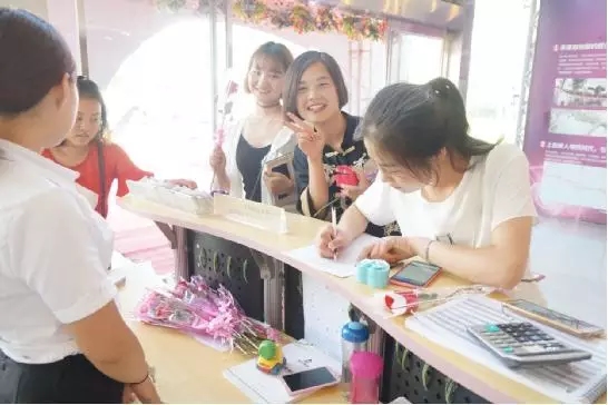 到場嘉賓均獲得巧克力一盒，女士另外還獲得獲得玫瑰花一支。