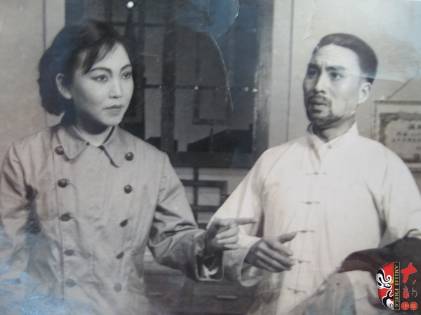 方玉蘭、杜世杰在現戲《在兩條戰(zhàn)線上》中