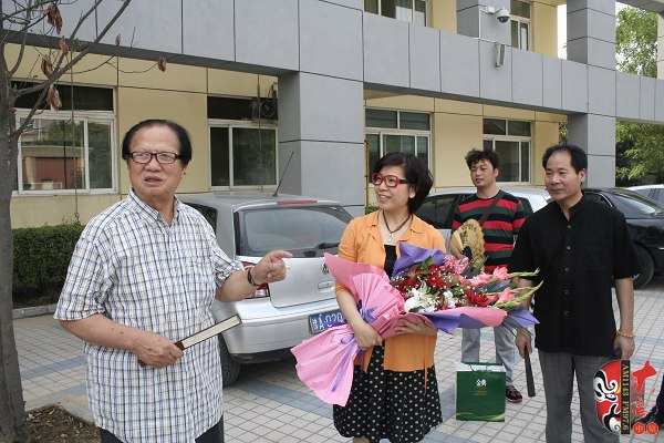  左起：著名豫劇表演藝術(shù)家賈庭聚、河南電臺(tái)戲曲廣播總監(jiān)木子、唐派再傳弟子郭志成等待看望馬云玲女士