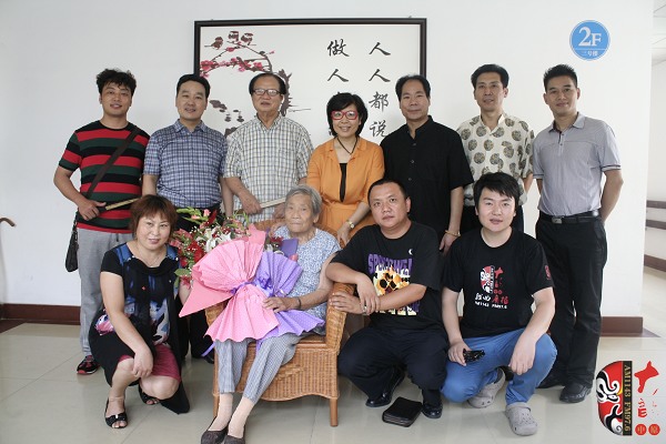 著名豫劇表演藝術(shù)家賈庭聚（后左三）與眾弟子及河南電臺(tái)戲曲廣播總監(jiān)木子（后中）、戲曲廣播品牌部主任月陽(yáng)